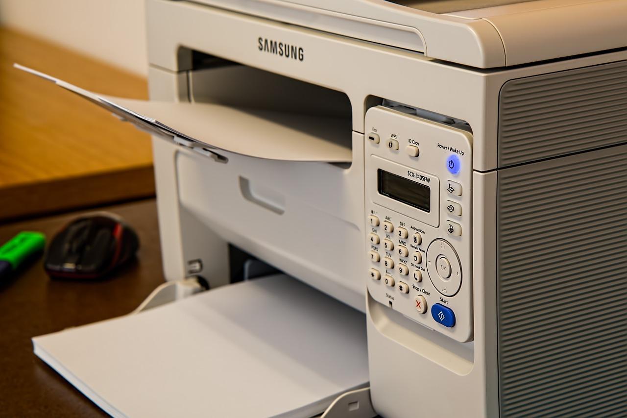 Zakup czy wynajem drukarki do biura – co lepiej wybrać?