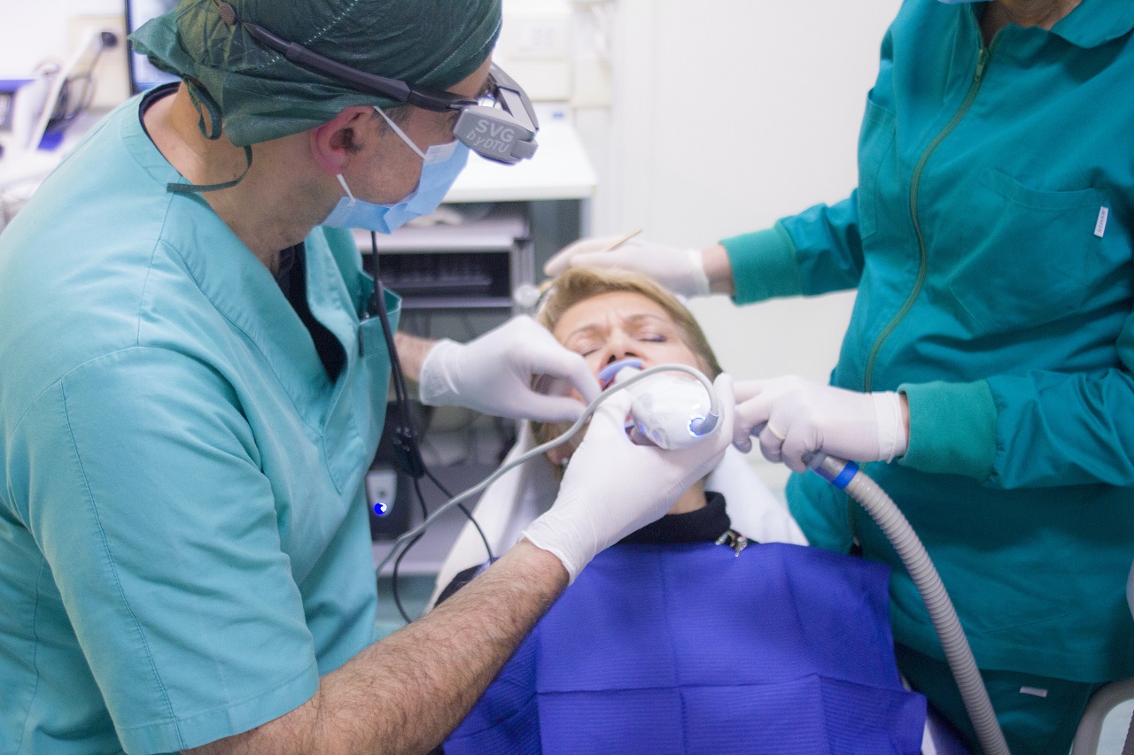 W jakich szczególnych sytuacjach, należy się udać po pomoc do dentysty?