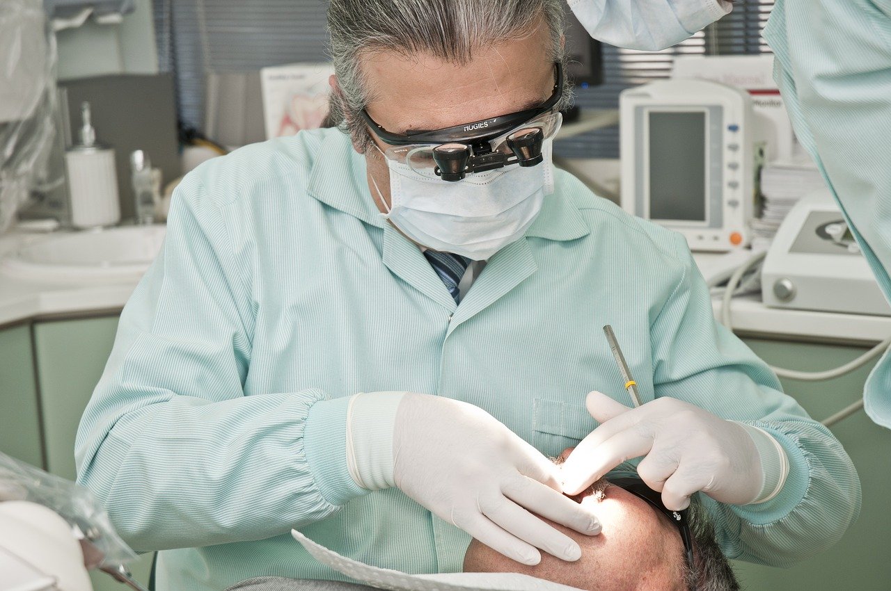 Jakie zabiegi przysługują pacjentom udającym się do stomatologa na NFZ?