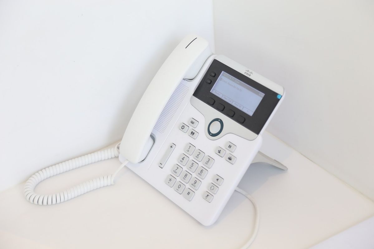 Czym są telefony VoIP i dlaczego warto je stosować?