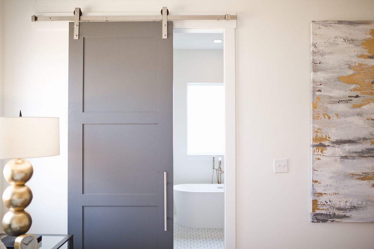 Budowa domu – o jakich drzwiach do toalety warto pomyśleć?