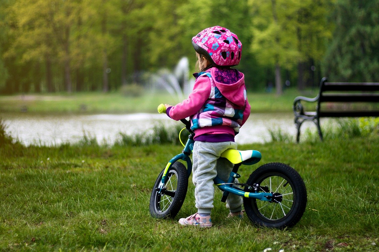 Kiedy warto pomyśleć o zakupie rowerka biegowego dla dziecka?