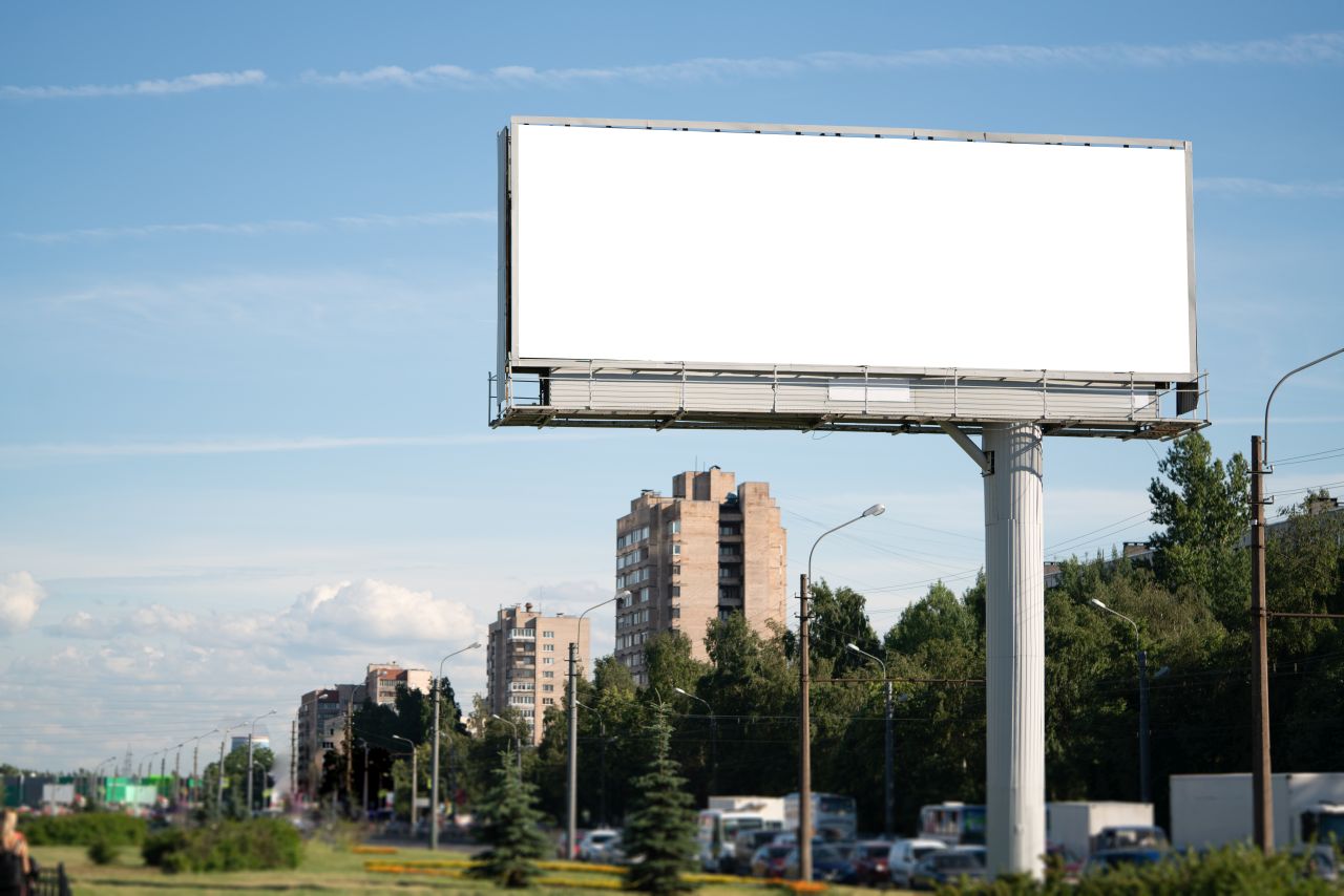 Czy billboardy stanowią efektowną formę reklamy w obecnych czasach?