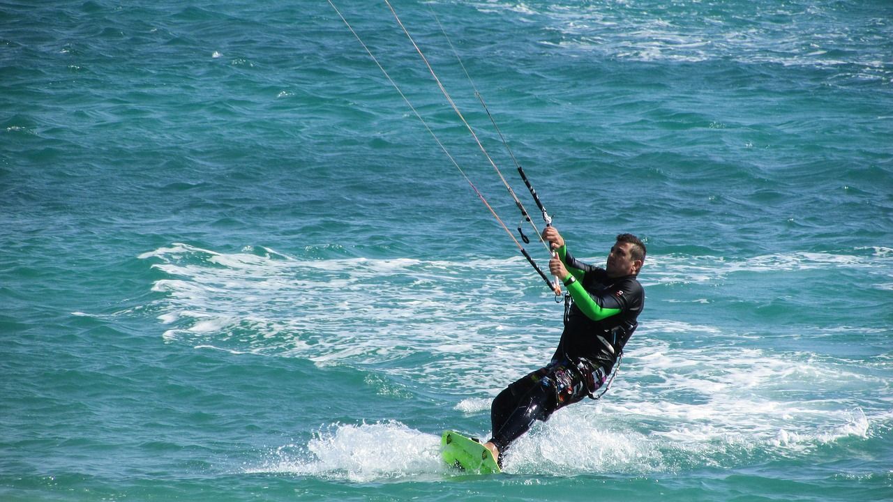 Kitesurfing – czy warto się go nauczyć?