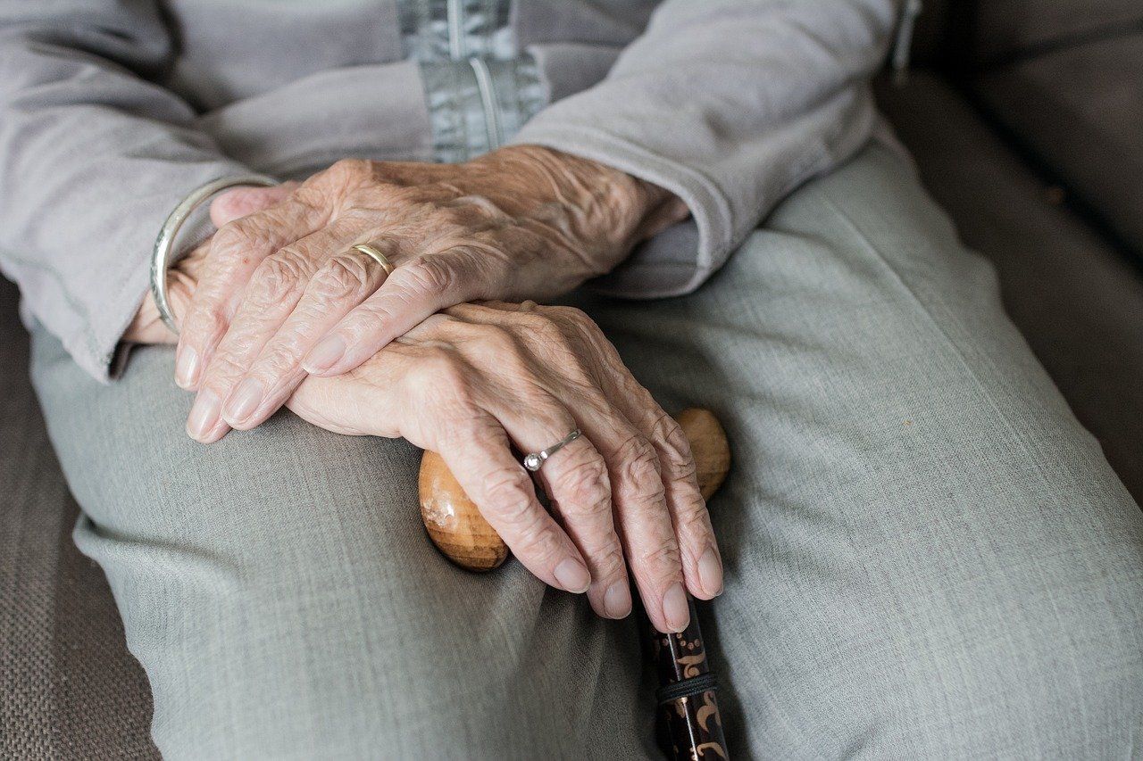 Jakie artykuły i wyposażenie może się przydać w trakcie opieki nad osobą starszą?