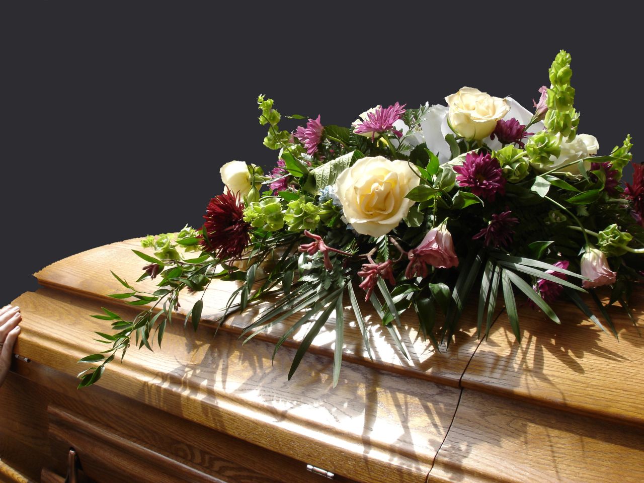 Trumna dla osoby zmarłej – jakie kroki należy podjąć, aby stworzyć właściwą?
