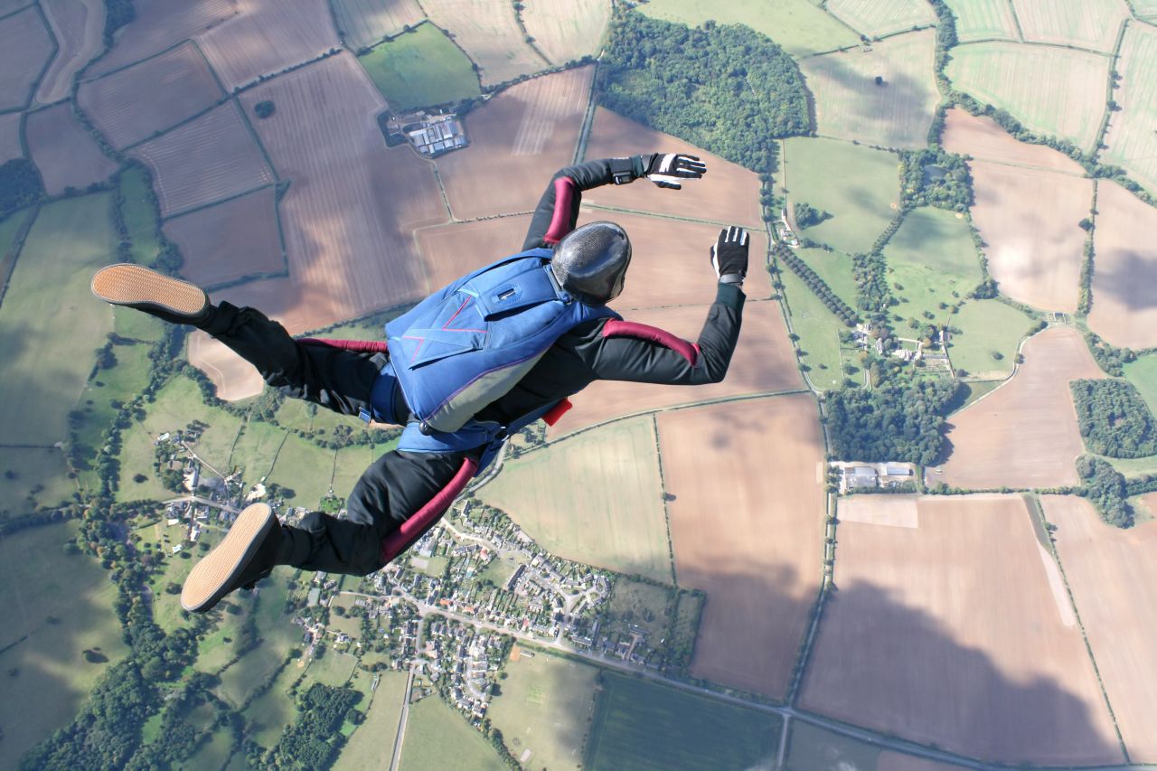 Szkolenie spadochronowe – komu warto je podarować?