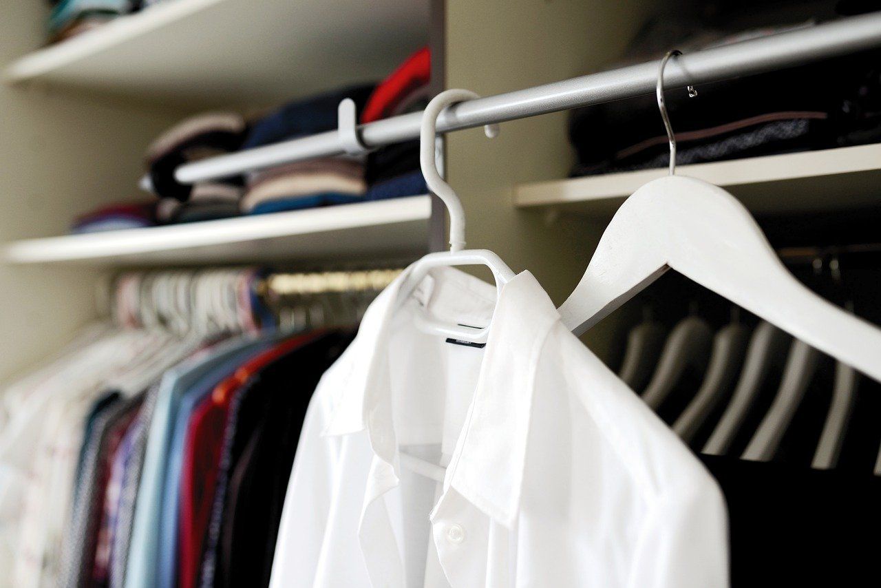 Kilka kluczowych elementów garderoby, które są niezbędne w szafie każdego mężczyzny.