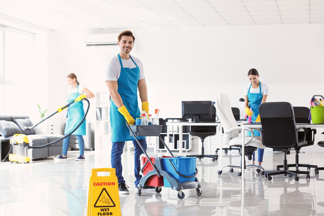 Jaki sprzęt do sprzątania powinny mieć zakłady pracy?